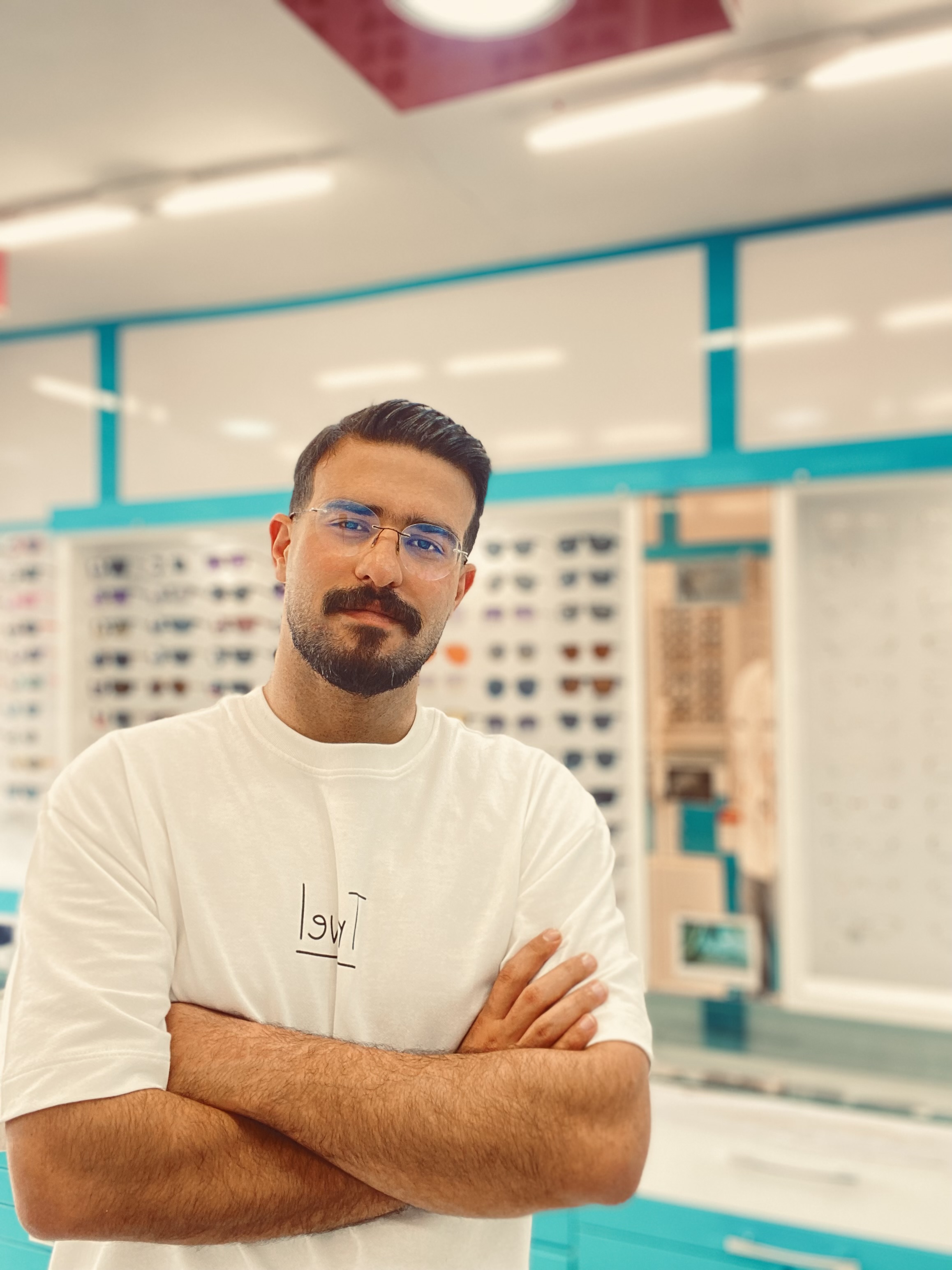 مدیریت مجموعه عینک چشمک : کوهیار قدیریان